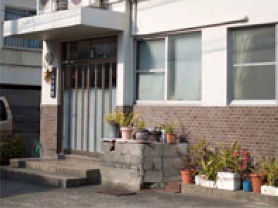 花が並ぶ旅館の玄関