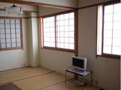 明るい畳敷きの和室